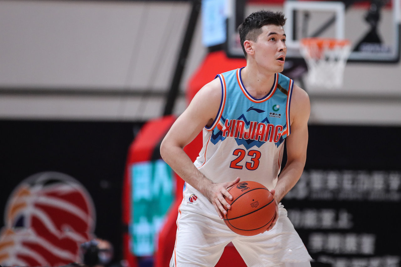 里尔清晨调整名单，志在CBA季后赛名次提升，引发热议，赛季目标并未改变的简单介绍