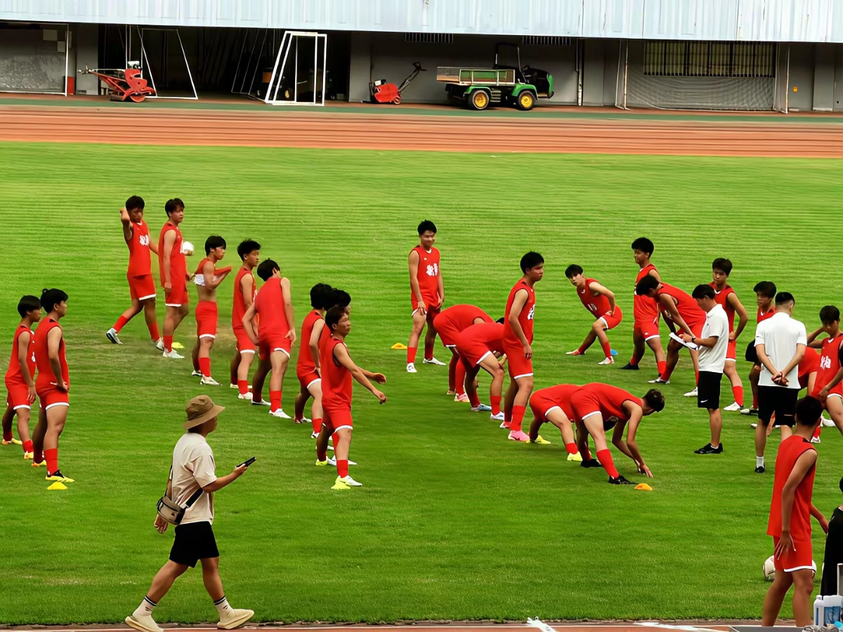 乐鱼体育app-清晨体能课后；武汉三镇远射贴柱备战法国杯；媒体盛赞；球队文化再被提及的简单介绍-乐鱼体育app