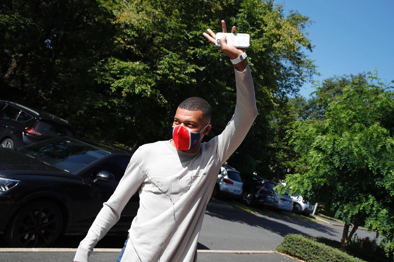 清晨体能课后；武汉三镇远射贴柱备战法国杯；媒体盛赞；球队文化再被提及的简单介绍